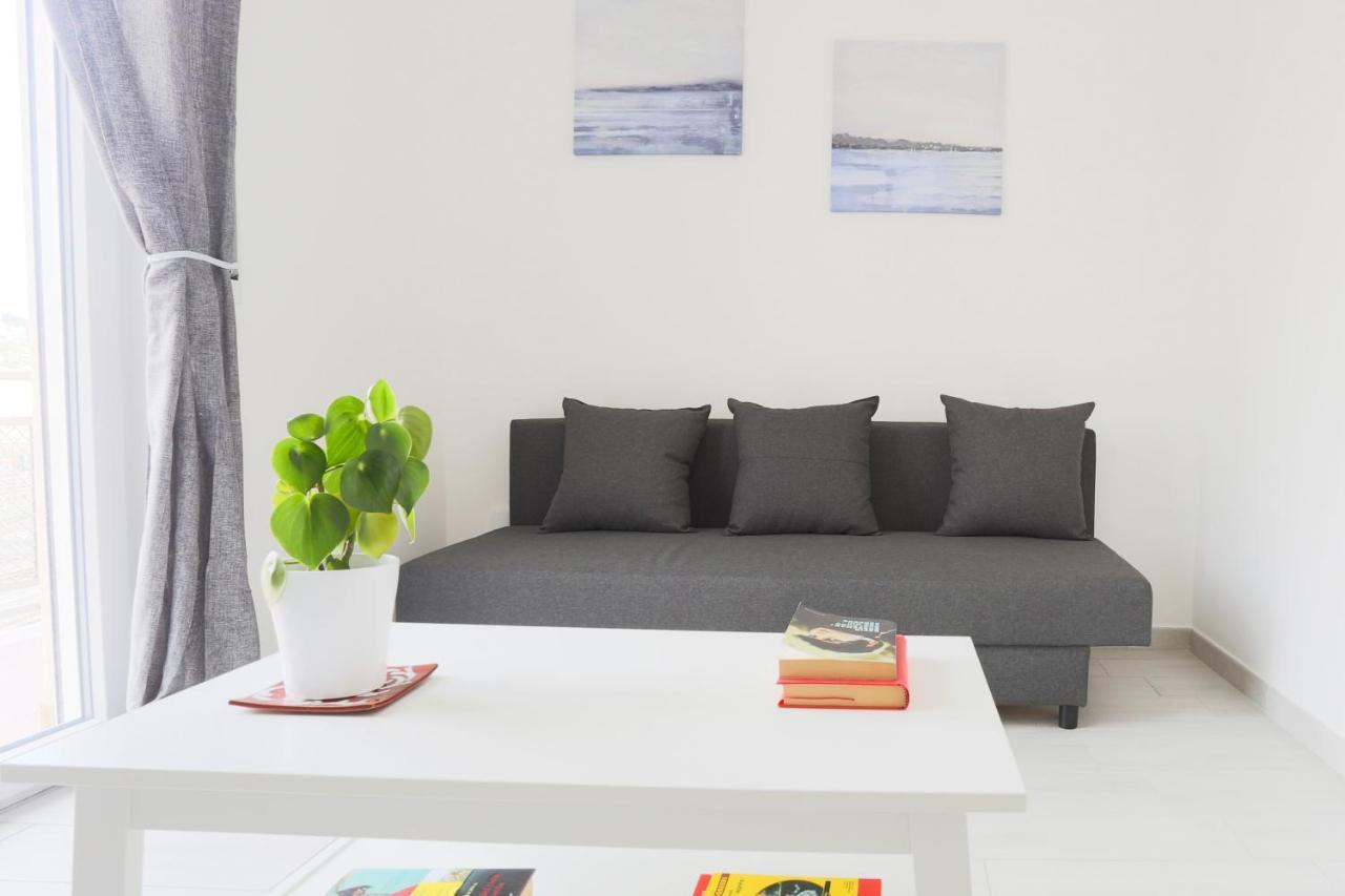 Bright & Central Apartment Near The Station サレルノ エクステリア 写真