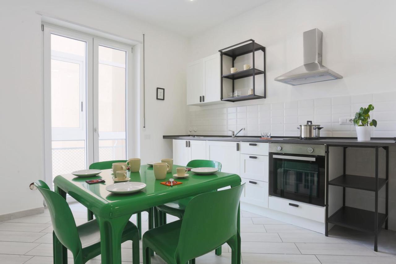 Bright & Central Apartment Near The Station サレルノ エクステリア 写真