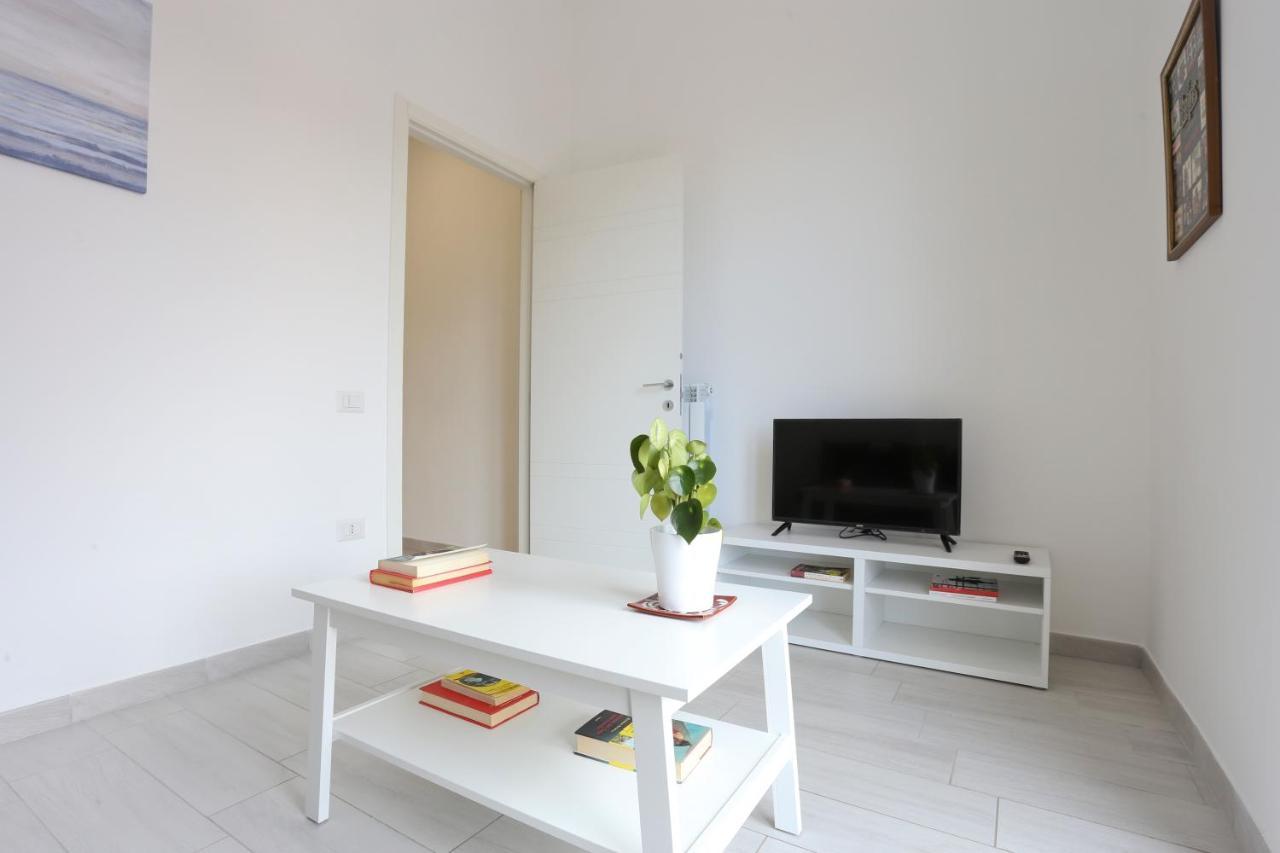 Bright & Central Apartment Near The Station サレルノ エクステリア 写真