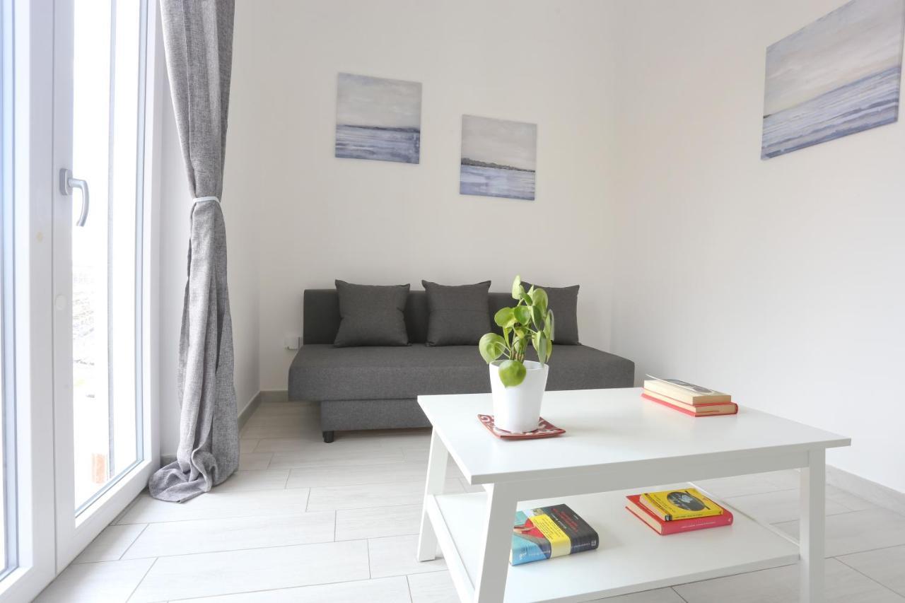 Bright & Central Apartment Near The Station サレルノ エクステリア 写真