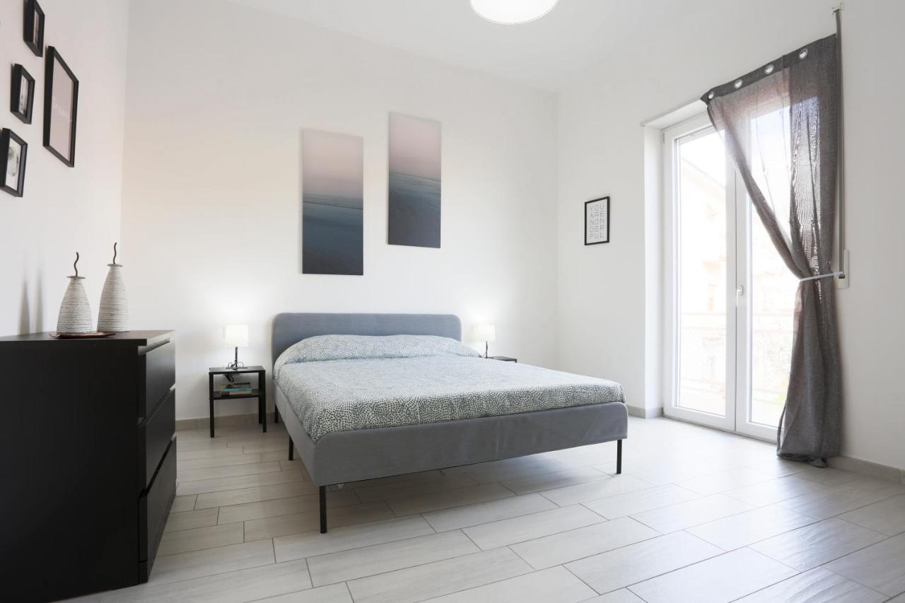 Bright & Central Apartment Near The Station サレルノ エクステリア 写真